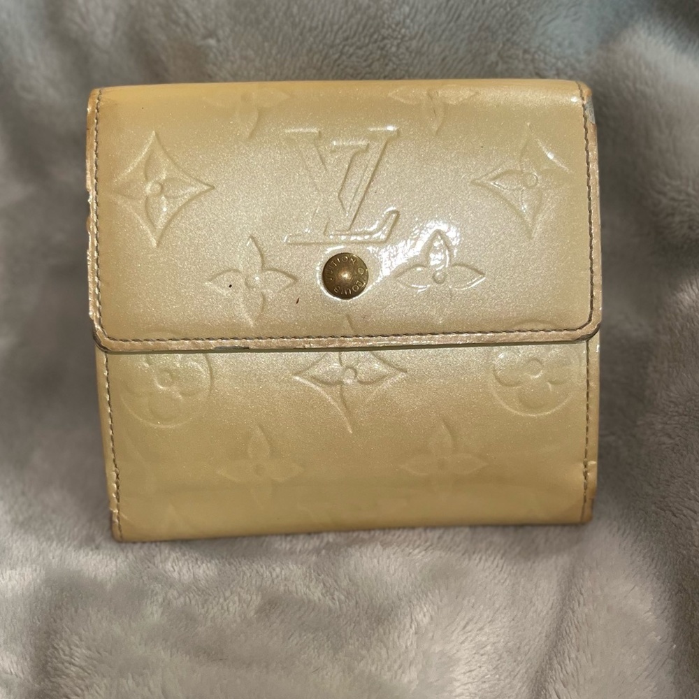 Authentic Louis Vuitton Elise compact wallet in Vernis leather